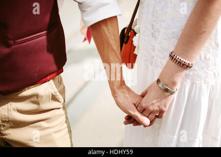 Junge Hipster paar Hand in Hand, close-up Stockfoto