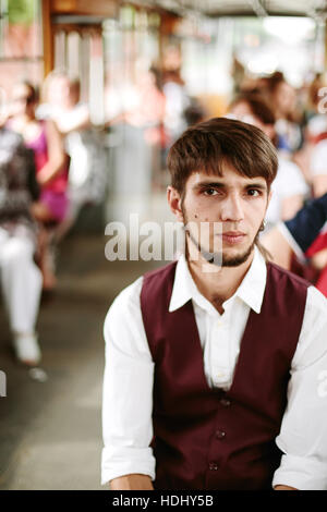 Brutale Hipster Authetic Mann mit unscharfen Hintergrund Stockfoto
