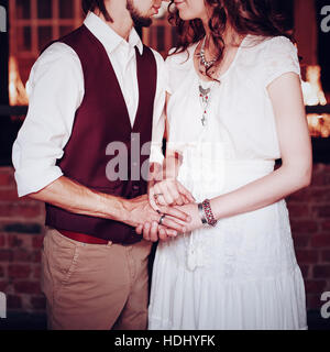 Konzept-Bild der Hochzeitspaar Hand in Hand, quadratische Komposition Stockfoto