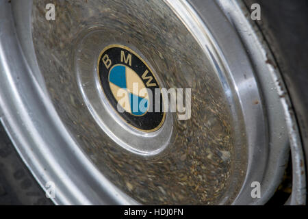 1967 BMW 2000CS Luxus-Coupé Sportabzeichen auf Radkappe Stockfoto