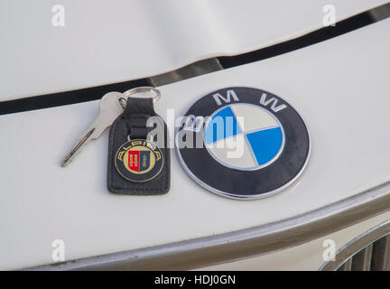 1967 BMW 2000CS Luxus-Sport-Coupé, BMW Abzeichen und Vintage Alpina Schlüsselanhänger Stockfoto