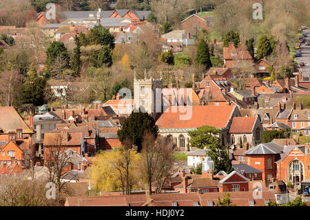 Blick von der Dachterrasse über dem Markt Stadt von Marlborough, Wiltshire. Stockfoto
