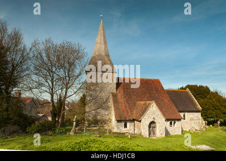 Frühlingstag in der St. Michael Kirche in Berwick Dorf, East Sussex, England. South Downs National Park. Stockfoto