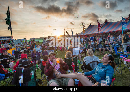 Das Publikum und Massen Anjoying 2016-große Hommage-Musik-Festival, am Stadtrand von Aberystwyth Wales UK, findet jedes Jahr am August Bank Holiday Wochenende. Stockfoto