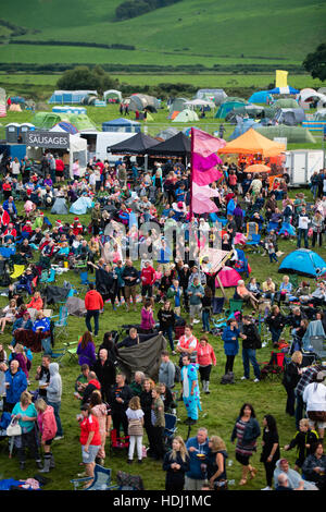 Das Publikum und Massen Anjoying 2016-große Hommage-Musik-Festival, am Stadtrand von Aberystwyth Wales UK, findet jedes Jahr am August Bank Holiday Wochenende. Stockfoto