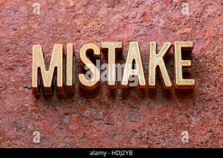 Fehler Wort aus metallischen Lettern auf rotem rostige Oberfläche hergestellt Stockfoto