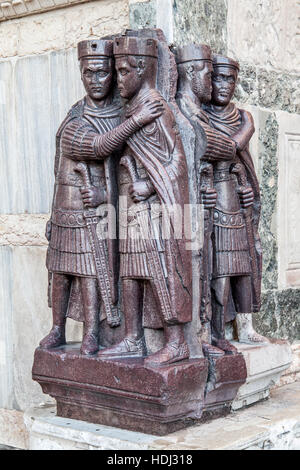 Die Tetrarchen, Porträt von vier römischen Kaisern, Markusdom. Porphyrstatuen aus der Spätantike. Venedig, Italien. Stockfoto