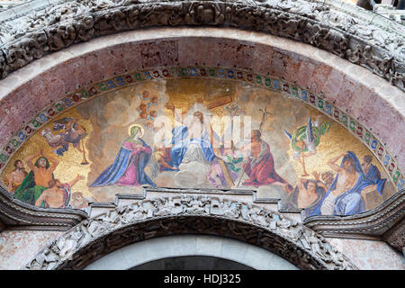 Mosaik im Tympanon über dem zentralen Hauptportal an San Marco Basilica. Stockfoto