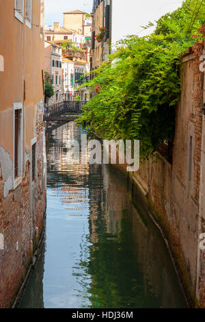 Lebhafte Gebäude entlang der ruhigen Kanäle in Venedig. Italien. Stockfoto