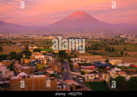 Blick vom Sachaca Bezirk, Arequipa Peru. Stockfoto