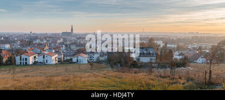 Panoramablick auf Regensburg bei Sonnenuntergang im Winter Stockfoto