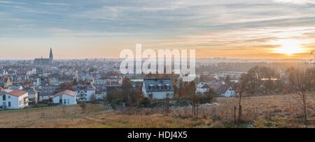 Panoramablick auf Regensburg bei Sonnenuntergang im Winter Stockfoto