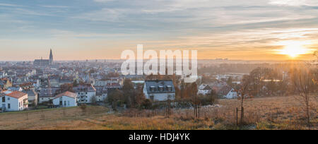 Panoramablick auf Regensburg bei Sonnenuntergang im Winter Stockfoto