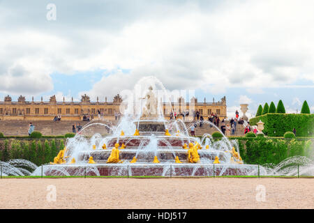 VERSAILLES, Frankreich - 2. Juli 2016: Latona-Brunnen Pool, gegenüber dem Hauptgebäude des Schlosses Versailles, erstellt von Sonne-König Ludwig XIV. Stockfoto