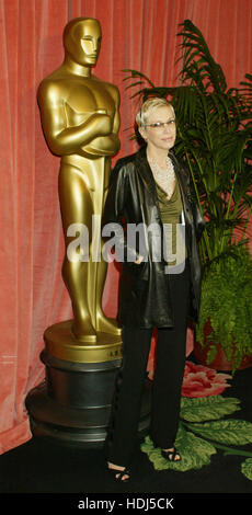 Sängerin Annie Lennox, Oscar-Nominierung für bester Filmsong "Into the West" von "der Herr der Ringe; Die Rückkehr des Königs "erreicht eine Academy Awards Nominees Luncheon im Beverly Hilton in Beverly Hills, Kalifornien am Montag, 9. Februar 2004 statt. Bildnachweis: Francis Specker Stockfoto