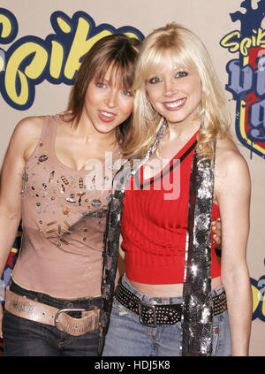 Ashley Peldon, links, und ihre Schwester Courtney Peldon kommt bei den Spike TV Video Game Awards im 14. Dezember 2004 in Santa Monica. Bildnachweis: Francis Specker Stockfoto