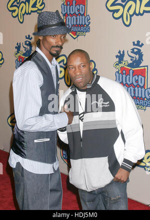 Rap-Musiker Snopp Dogg, links und Filmemacher John Singleton, kommen an den Spike TV Video Game Awards in Santa Monica, Kalifornien, 14. Dezember 2004. Foto von Francis Specker Stockfoto