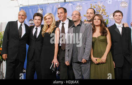 Die Stimmen aus den Emmy gewann der TV-Serie "Arrested Development" bei der 56. Jahrestagung Emmy Awards in Los Angeles, Kalifornien auf Sonntag, 19. September 2004.  Von links nach rechts, Jeffrey Tambor, Jason Bateman, Portia de Rossi, Will Arnett, David Cross, Tony Hale, Alia Shawkat und Michael Cera. Bildnachweis: Francis Specker Stockfoto