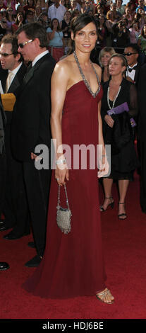 Schauspielerin Famke Janssen kommt für die 56. Annual Emmy Awards in Los Angeles, Kalifornien auf Sonntag, 19. September 2004. Bildnachweis: Francis Specker Stockfoto