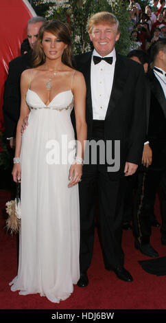 Kommen Sie Donald Trump, Recht und seine Freundin, Melania Knauss für die 56. Annual Emmy Awards in Los Angeles, Kalifornien auf Sonntag, 19. September 2004. Bildnachweis: Francis Specker Stockfoto