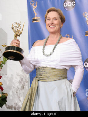 Schauspielerin Meryl Streep posiert mit ihren Award für Hauptdarstellerin in einer Miniserie oder Fernsehfilm, für ihre Rolle in "Angels in America," hinter den Kulissen bei der 56. Jahrestagung Emmy Awards in Los Angeles, Kalifornien auf Sonntag, 19. September 2004. Bildnachweis: Francis Specker Stockfoto