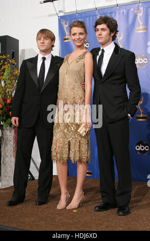 Von links: Benjamin McKenzie, Mischa Barton und Adam Brody auf der 56. jährlichen Emmy Awards am 19. September 2004 in Los Angeles, Kalifornien. Bildnachweis: Francis Specker Stockfoto