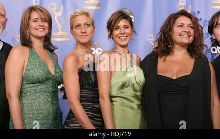 Von links: Lorraine Bracco, Edie Falco, Jamie-Lynn DiScala und Aida Turturro der Sopranos bei den 56. Annual Emmy Awards am 19. September 2004 in Los Angeles, Kalifornien. Foto: Francis Specker Stockfoto