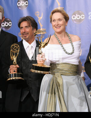 Al Pacino und Meryl Streep auf der 56. jährlichen Emmy Awards am 19. September 2004 in Los Angeles, Kalifornien. Bildnachweis: Francis Specker Stockfoto