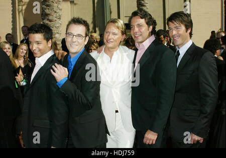 Anschlagen von Queer Eye für die Straight Guy, von links, Jai Rodriguez, Ted Allen Carson Kressley, Thom Filicia und Kyan Douglas in 2004 Primetime Creative Arts Emmy Awards im Shrine Auditorium 12. September 2004 in Los Angeles, Kalifornien. Bildnachweis: Francis Specker Stockfoto