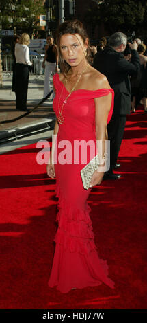 Rhona Mitra auf der 2004 Primetime Creative Arts Emmy Awards im Shrine Auditorium am 12. September 2004 in Los Angeles, Kalifornien. Bildnachweis: Francis Specker Stockfoto