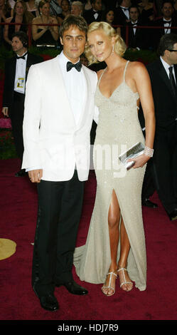 Charlize Theron und Stuart Townsend kommen bei den Academy Awards in Hollywood, Kalifornien am 29. Februar 2004.  Bildnachweis: Francis Specker Stockfoto