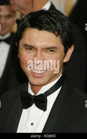 Lou Diamond Phillips kommt bei den Screen Actors Guild Awards in Los Angeles, Kalifornien auf Sonntag, 22. Februar 2004.  Bildnachweis: Francis Specker Stockfoto