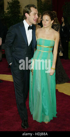 Jude Law kommt mit seiner Freundin Sienna Miller am 29. Februar 2004 bei den Academy Awards in Hollywood, Kalifornien, an. Foto: Francis Specker Stockfoto