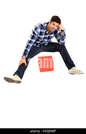 Porträt des Mannes mit einer roten Geschenkbox sitzen Stockfoto