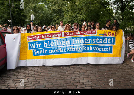 Demonstration gegen steigende Mieten von Kotti & Co., eine Gemeinschaft der Mieter am Kottbusser Tor. Berlin, Deutschland. Stockfoto