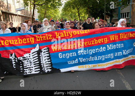 Demonstration gegen steigende Mieten von Kotti & Co., eine Gemeinschaft der Mieter am Kottbusser Tor. Berlin, Deutschland. Stockfoto