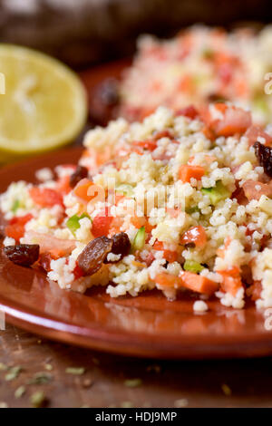 Nahaufnahme von einige Steingut Teller mit hausgemachten taboulé, einem typischen Levantine arabische Salat, auf einem rustikalen Holztisch Stockfoto