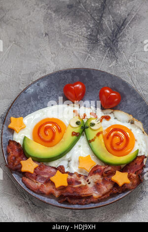 Lustig Essen. Schnecken-Frühstück für den Valentinstag Stockfoto