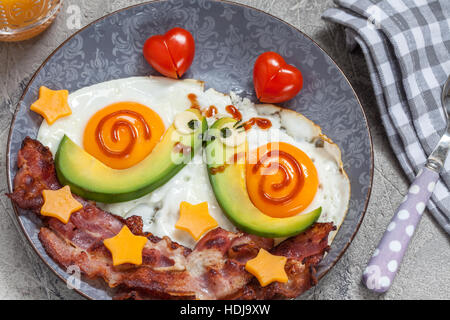 Lustig Essen. Schnecken-Frühstück für den Valentinstag Stockfoto