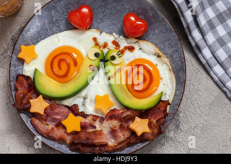 Lustig Essen. Schnecken-Frühstück für den Valentinstag Stockfoto