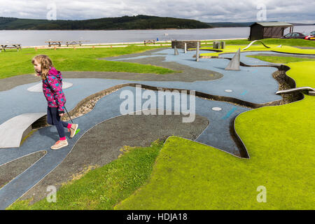 Minigolfanlage mit lokalen Sehenswürdigkeiten vertreten für Ach Loch, Kielder Reservoir, Northumberland, England, UK Stockfoto