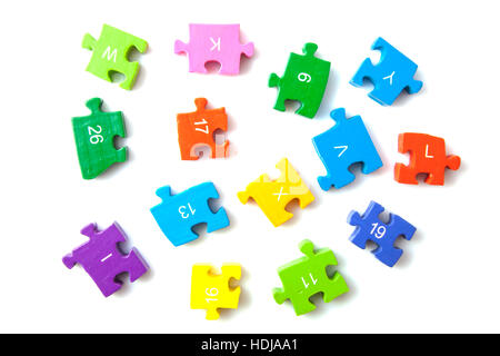 Bunte Puzzle-Teile isoliert auf weiß Stockfoto