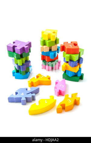 Puzzle-Teile auf einem Haufen isoliert auf weiß Stockfoto