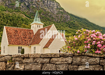 Kirche und Wand Olden Norwegen Stockfoto