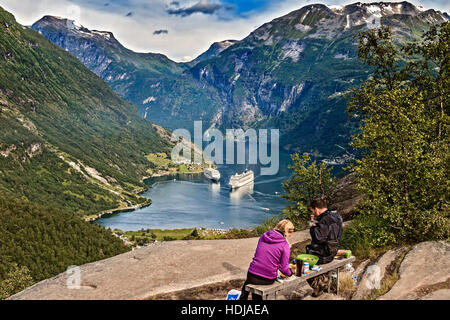 Frühstücken mit Blick auf Geiranger Fjord-Norwegen Stockfoto