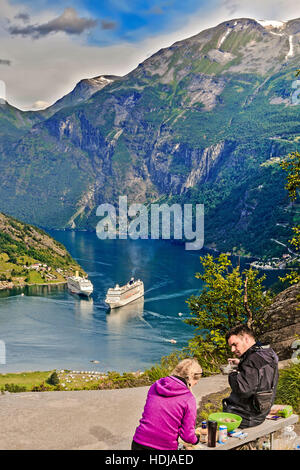 Frühstücken mit Blick auf Geiranger Fjord-Norwegen Stockfoto