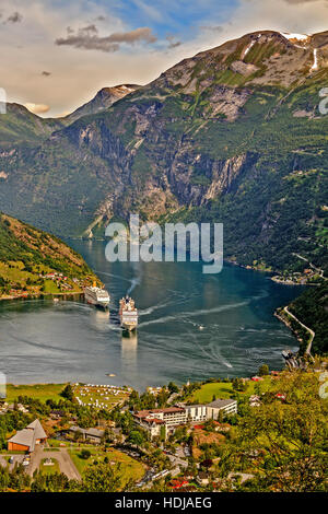 Schiffe In Geiranger Fjord-Norwegen Stockfoto