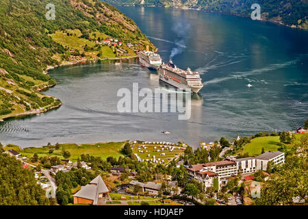 Schiffe In Geiranger Fjord-Norwegen Stockfoto