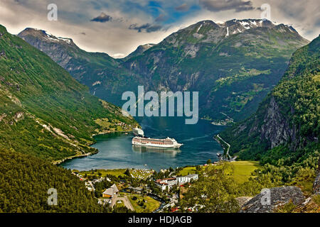 Schiffe In Geiranger Fjord-Norwegen Stockfoto