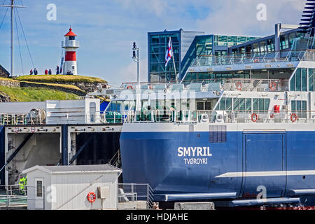 Leuchtturm im Hafen Torshavn Färöer Inseln Stockfoto